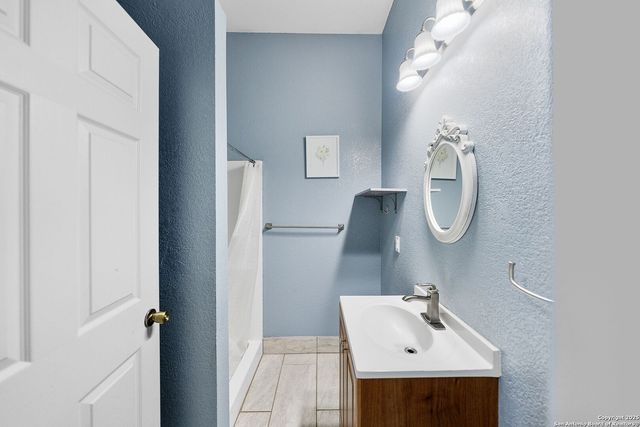 165 Trent Rd S, Kerrville, TX 78028