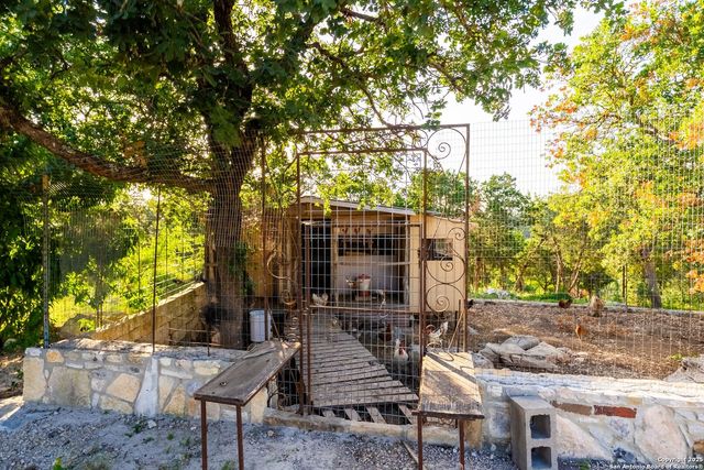 165 Trent Rd S, Kerrville, TX 78028