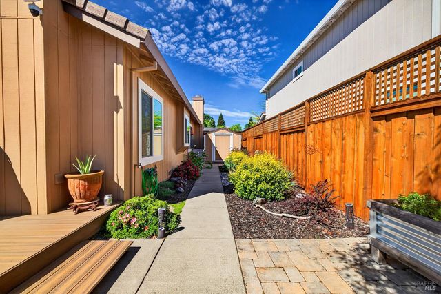 8536 Planetree Dr, Windsor, CA 95492