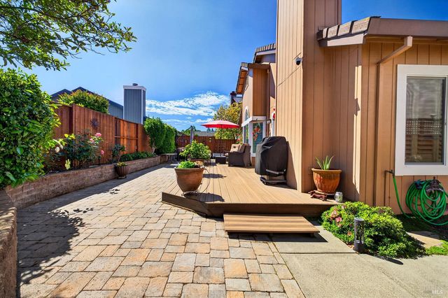 8536 Planetree Dr, Windsor, CA 95492