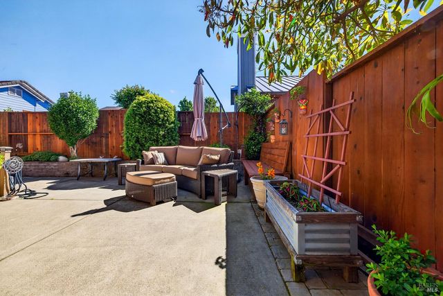 8536 Planetree Dr, Windsor, CA 95492