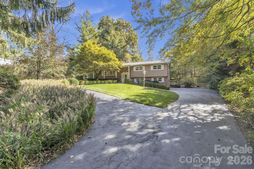 219 Raintree Drive, Hendersonville, NC 28791