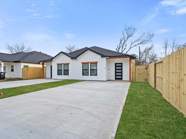 9114 Everglade Drive B, Houston, TX 77078