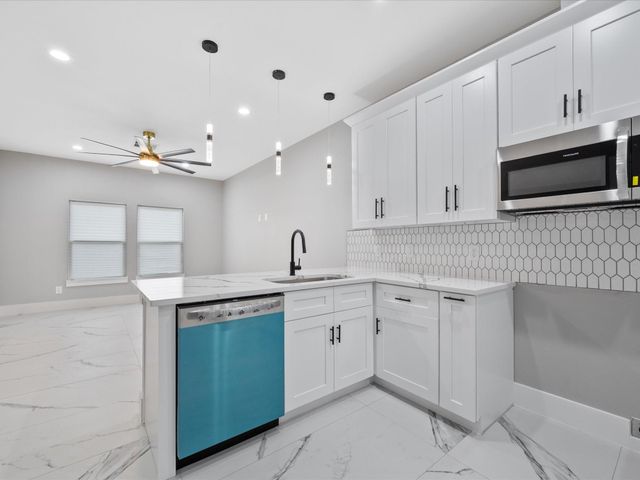 9114 Everglade Drive B, Houston, TX 77078