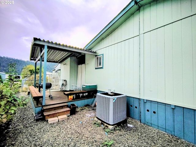 180 TWIN OAKS Loop, Winston, OR 97496