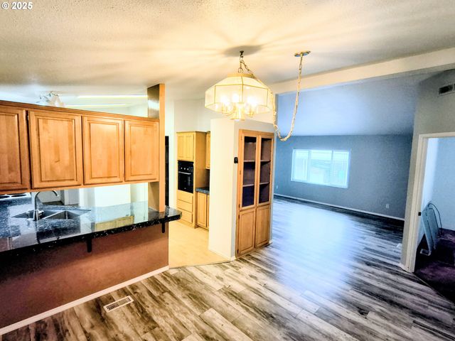 180 TWIN OAKS Loop, Winston, OR 97496