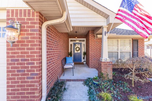 6802 Wintercrest Way SE, Owens Cross Roads, AL 35763