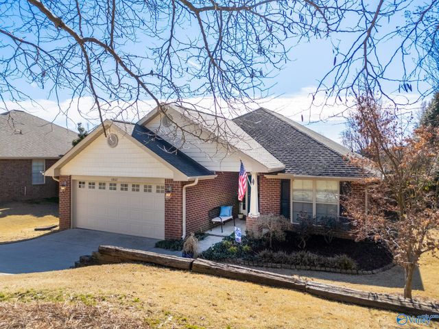 6802 Wintercrest Way SE, Owens Cross Roads, AL 35763