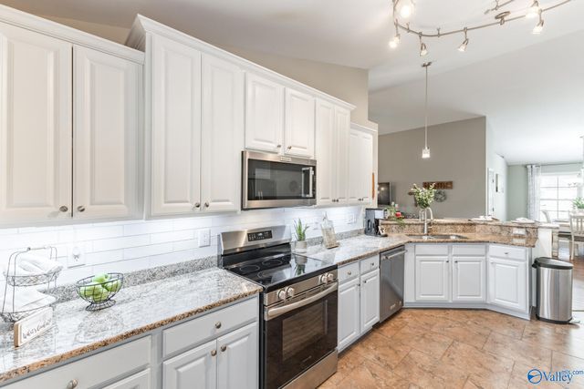 6802 Wintercrest Way SE, Owens Cross Roads, AL 35763