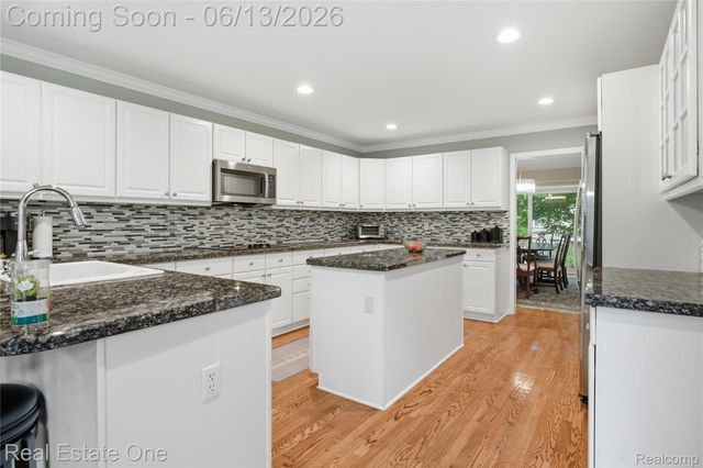 6011 Simsbury Court 12, West Bloomfield Charter Township, MI 48322