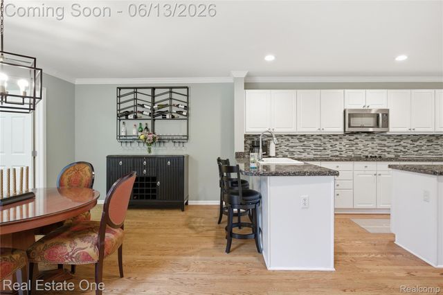 6011 Simsbury Court 12, West Bloomfield Charter Township, MI 48322