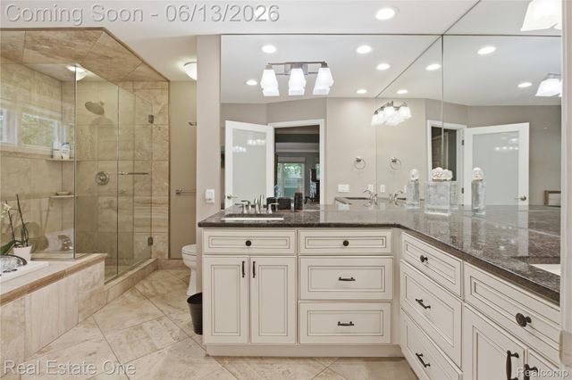 6011 Simsbury Court 12, West Bloomfield Charter Township, MI 48322