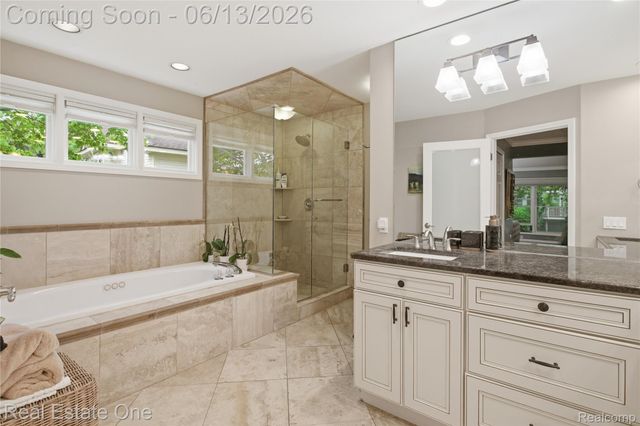 6011 Simsbury Court 12, West Bloomfield Charter Township, MI 48322