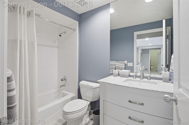 6011 Simsbury Court 12, West Bloomfield Charter Township, MI 48322