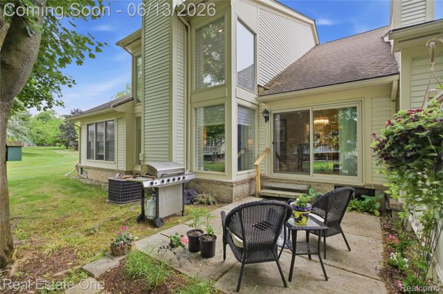 6011 Simsbury Court 12, West Bloomfield Charter Township, MI 48322