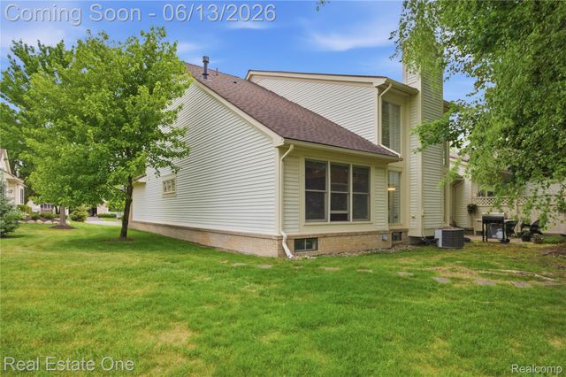 6011 Simsbury Court 12, West Bloomfield Charter Township, MI 48322