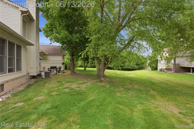 6011 Simsbury Court 12, West Bloomfield Charter Township, MI 48322