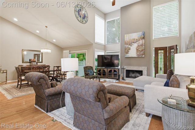 6011 Simsbury Court 12, West Bloomfield Charter Township, MI 48322