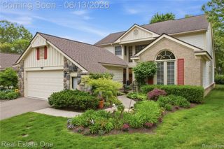 6011 Simsbury Court 12, West Bloomfield Charter Township, MI 48322