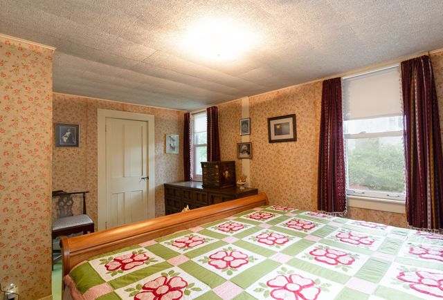7 Huguenot Rd, Oxford, MA 01540