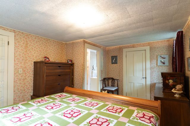 7 Huguenot Rd, Oxford, MA 01540