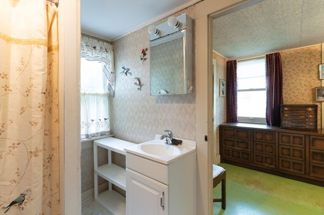 7 Huguenot Rd, Oxford, MA 01540