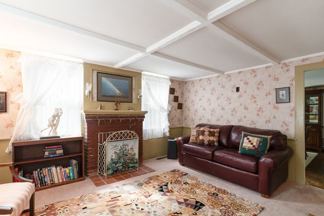 7 Huguenot Rd, Oxford, MA 01540