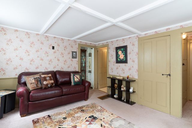 7 Huguenot Rd, Oxford, MA 01540