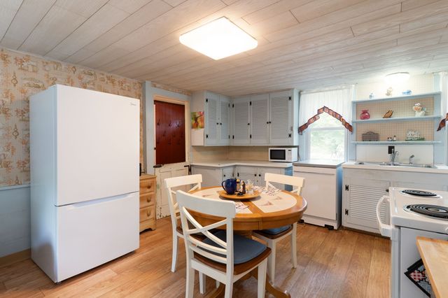 7 Huguenot Rd, Oxford, MA 01540