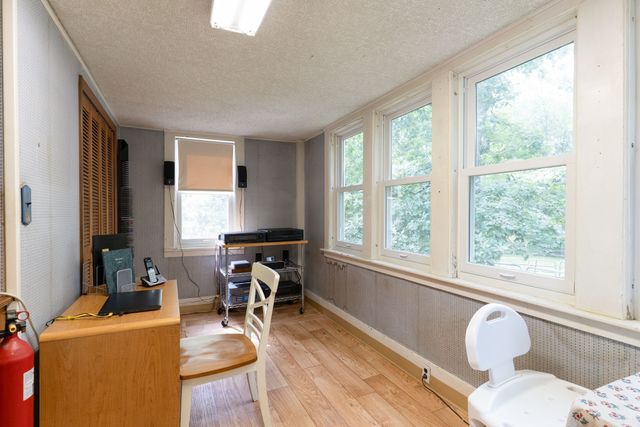 7 Huguenot Rd, Oxford, MA 01540
