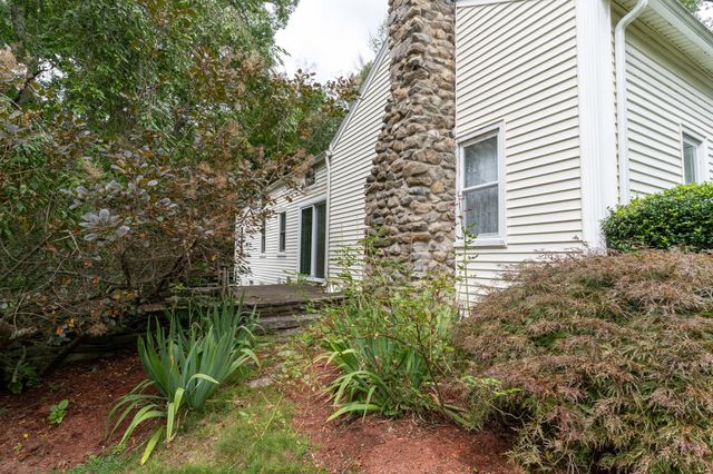 7 Huguenot Rd, Oxford, MA 01540