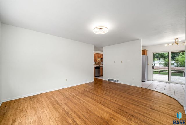 1705 S Point Dr Drive, Sioux Falls, SD 57103