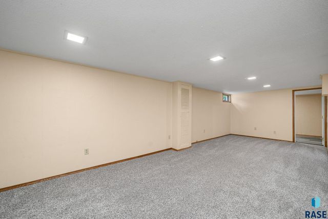 1705 S Point Dr Drive, Sioux Falls, SD 57103