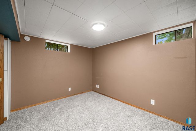 1705 S Point Dr Drive, Sioux Falls, SD 57103