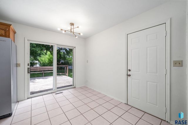 1705 S Point Dr Drive, Sioux Falls, SD 57103