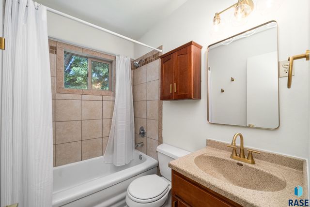 1705 S Point Dr Drive, Sioux Falls, SD 57103