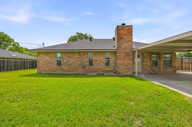 1318 Fairway Drive, Graham, TX 76450