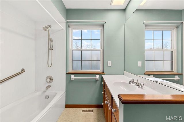 1020 Ross Avenue, St Louis, MO 63146