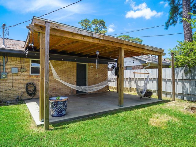 10526 Hollyglen Drive, Houston, TX 77016