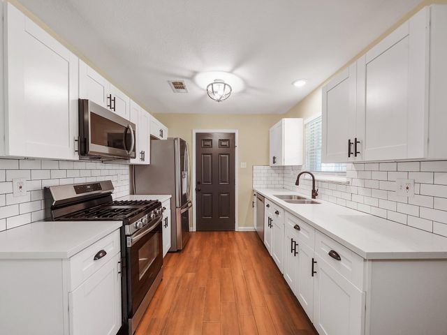 10526 Hollyglen Drive, Houston, TX 77016