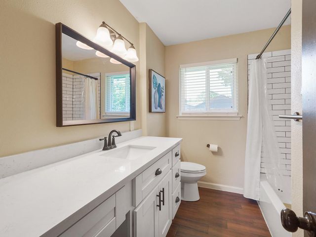 10526 Hollyglen Drive, Houston, TX 77016