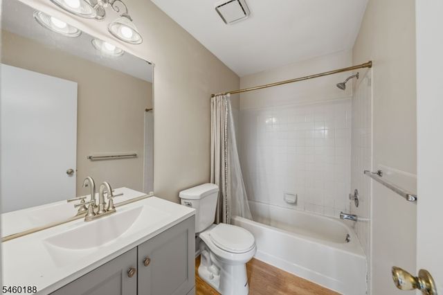 35 Byrnes Ln, Sayreville Boro, NJ 08872