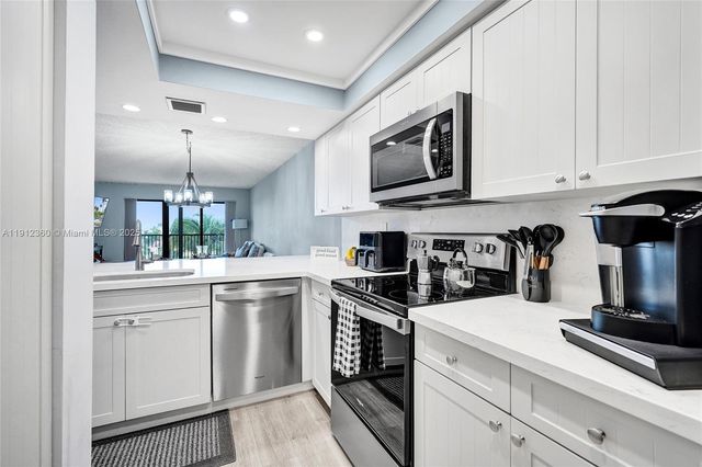 545 SE 12th St 403, Dania Beach, FL 33004