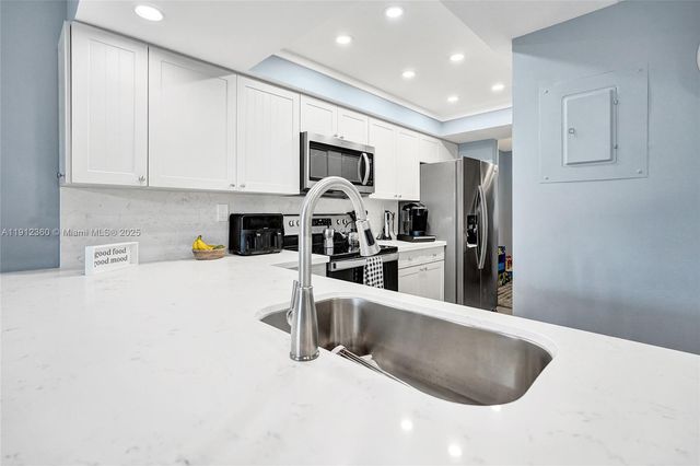 545 SE 12th St 403, Dania Beach, FL 33004