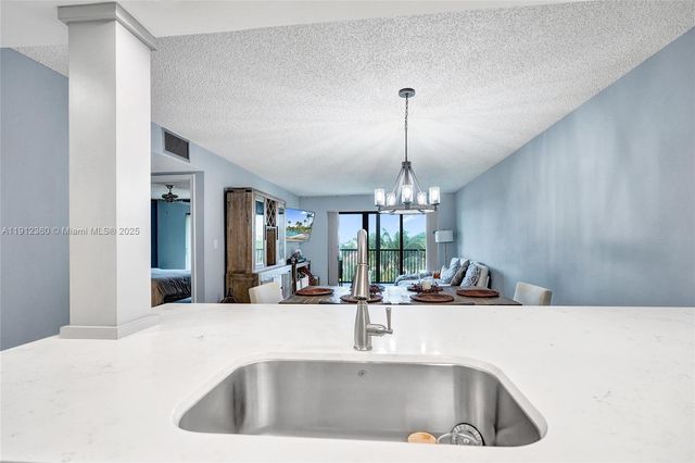 545 SE 12th St 403, Dania Beach, FL 33004