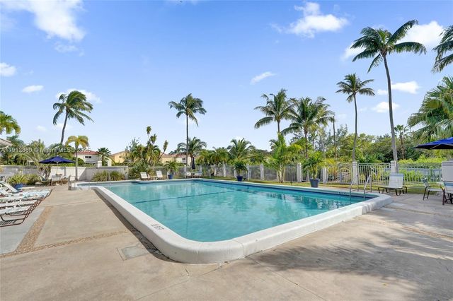 545 SE 12th St 403, Dania Beach, FL 33004