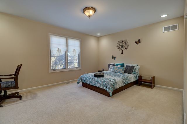 26025 Whispering Woods Circle, Plainfield, IL 60585