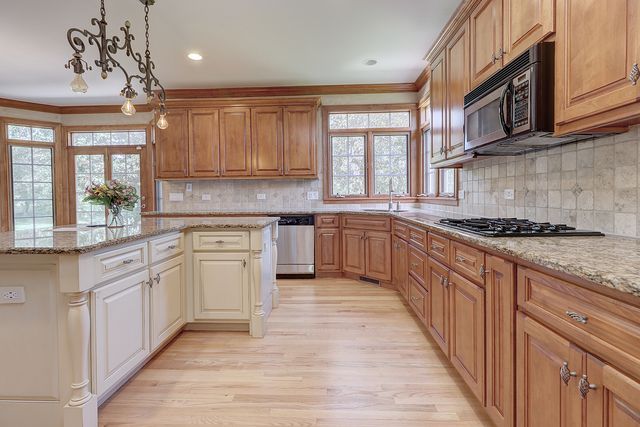 26025 Whispering Woods Circle, Plainfield, IL 60585