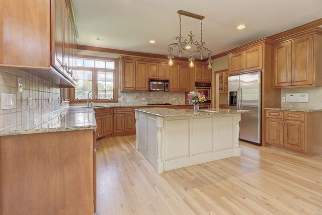 26025 Whispering Woods Circle, Plainfield, IL 60585