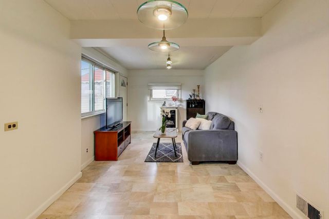 7805 W Farragut Avenue, Chicago, IL 60656